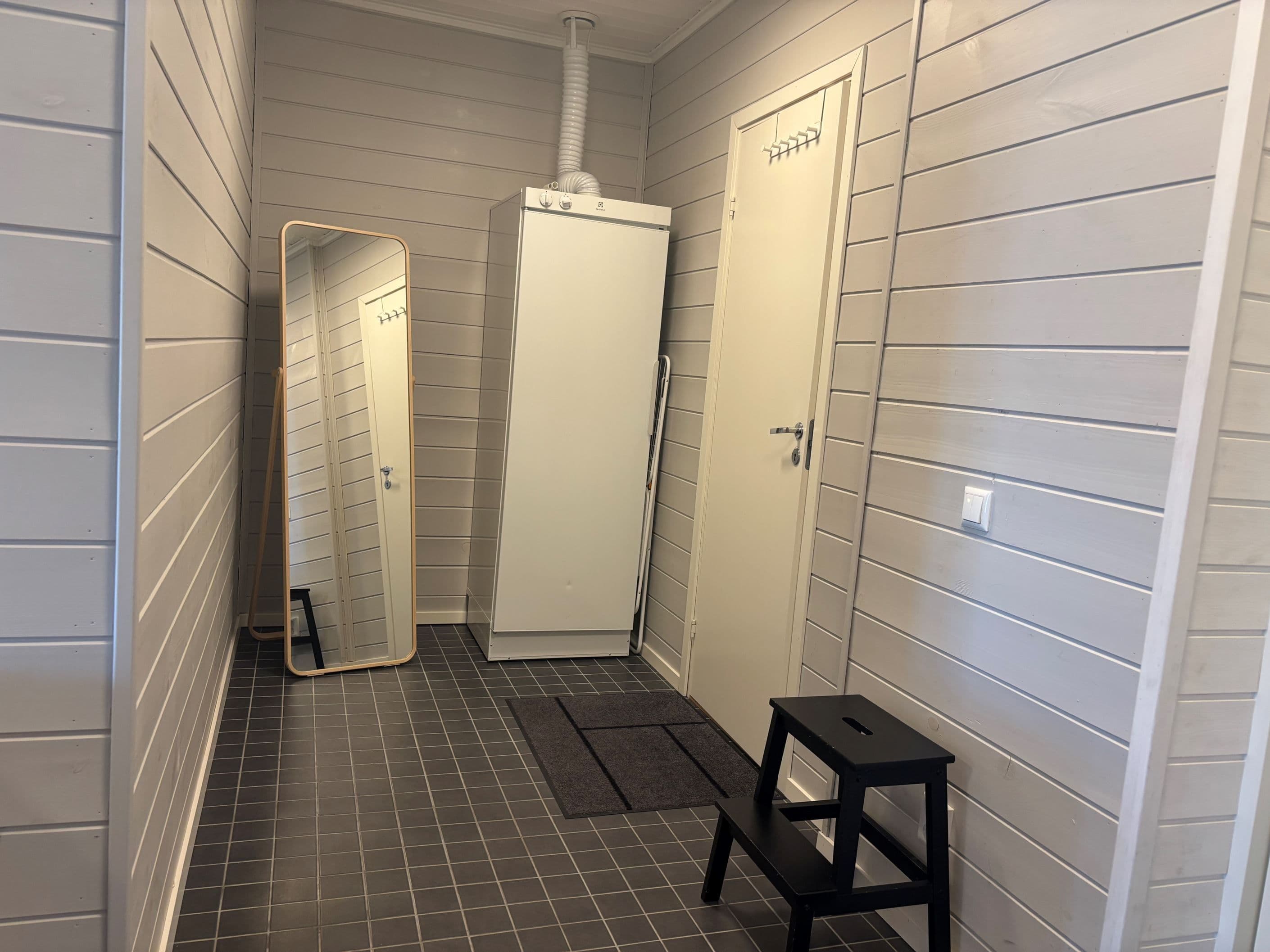 Torkskåp och ingång till skidförråd till höger i bild.