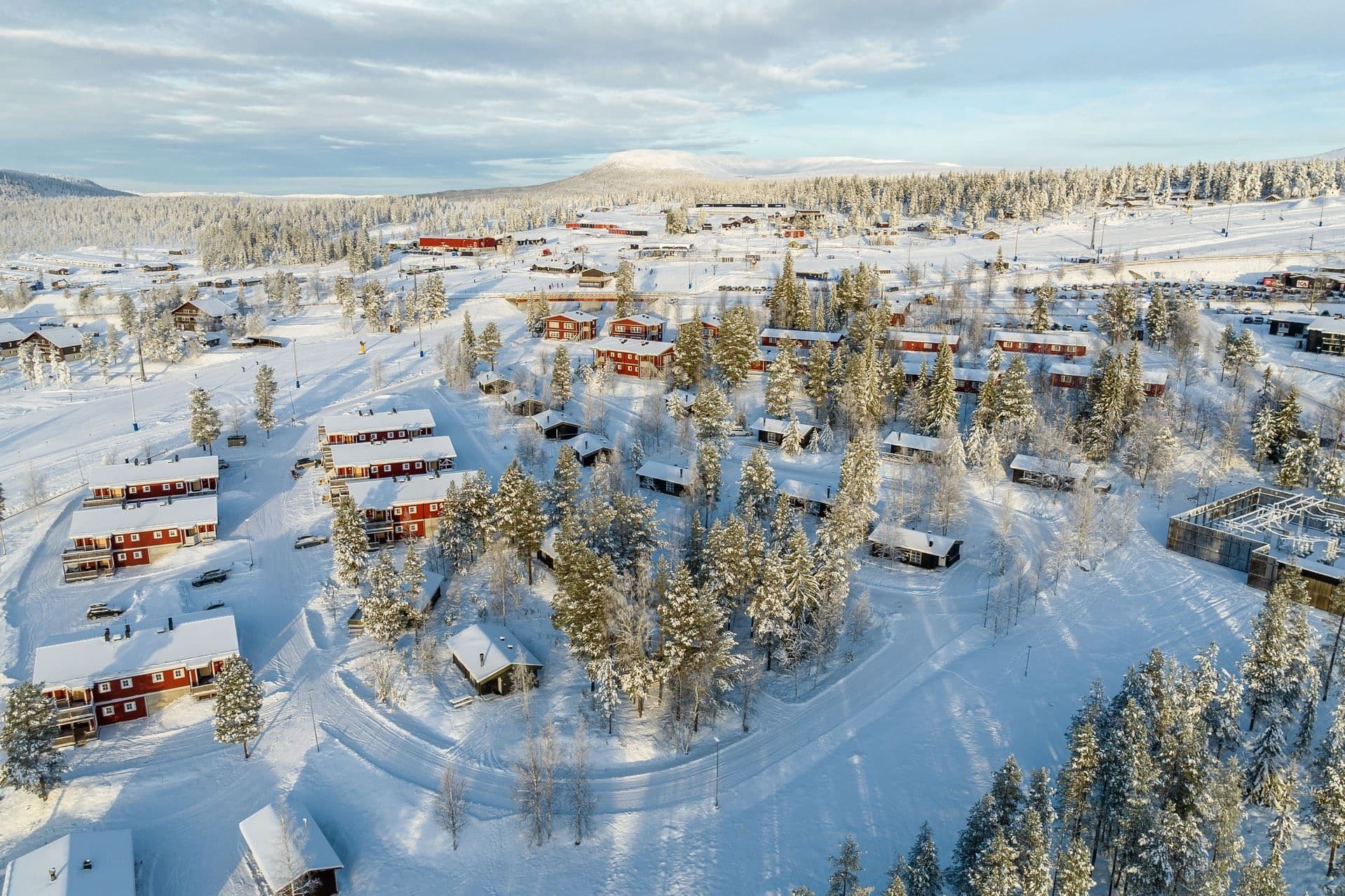 Västbyn med alla 15 stugorna mitt i bild