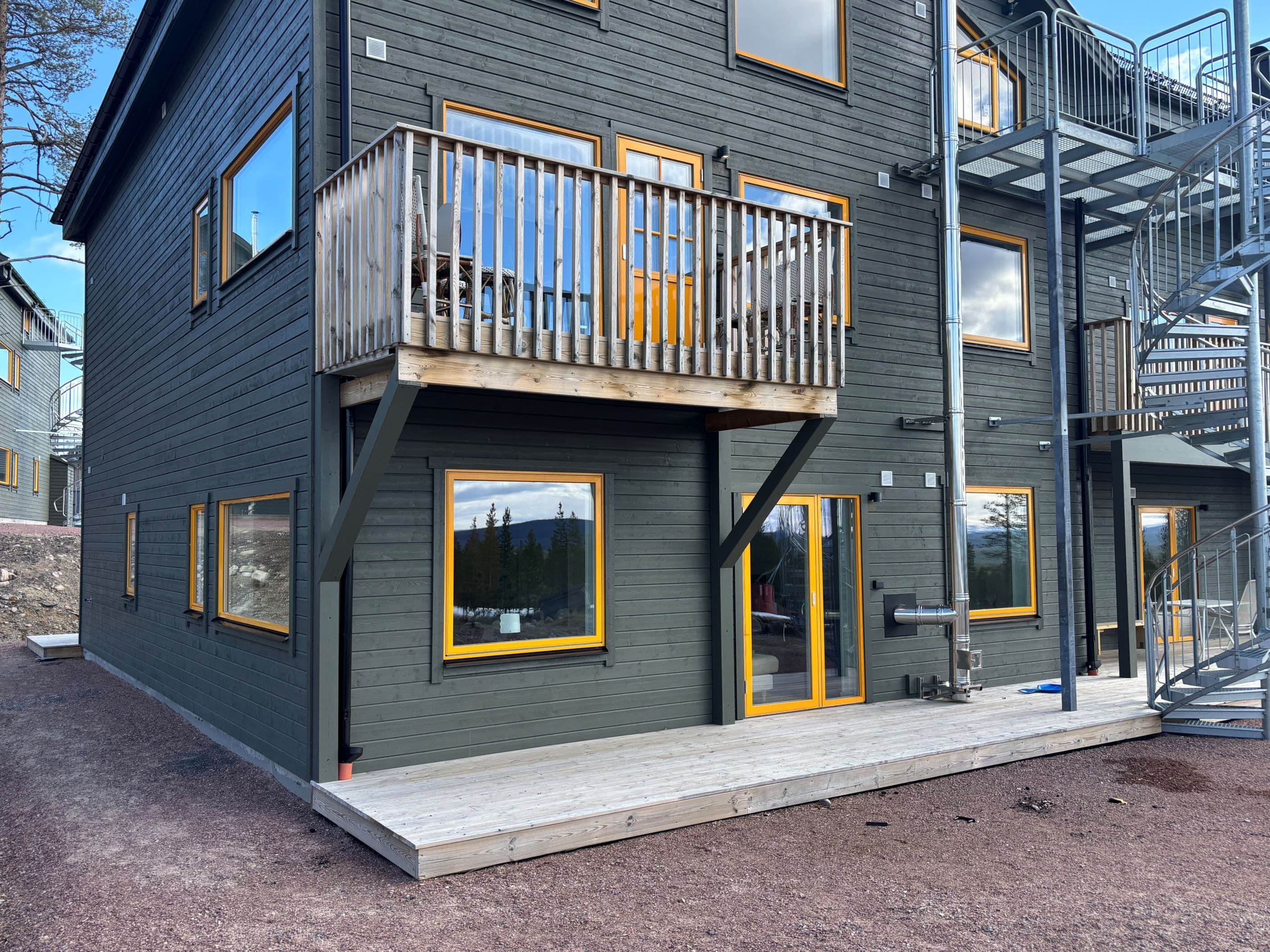 Uteplats på baksidan med utsikt mot slalombacken.