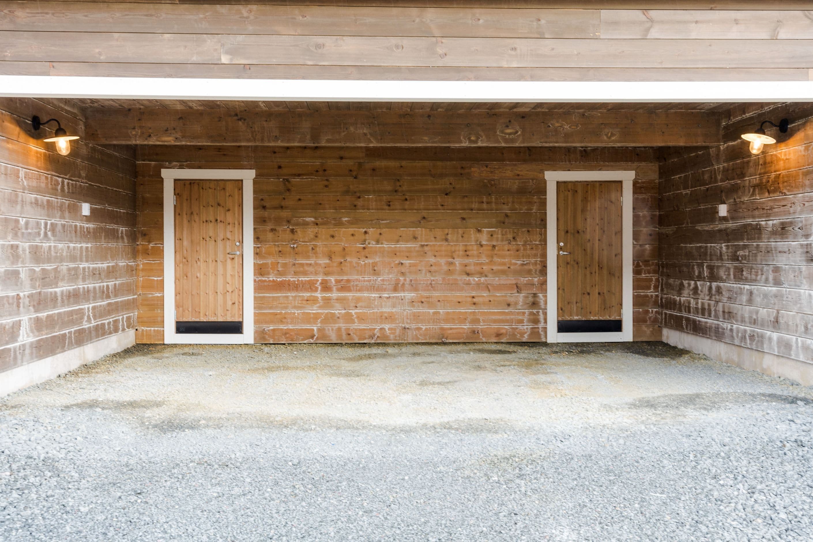 Carport med stor förråd.