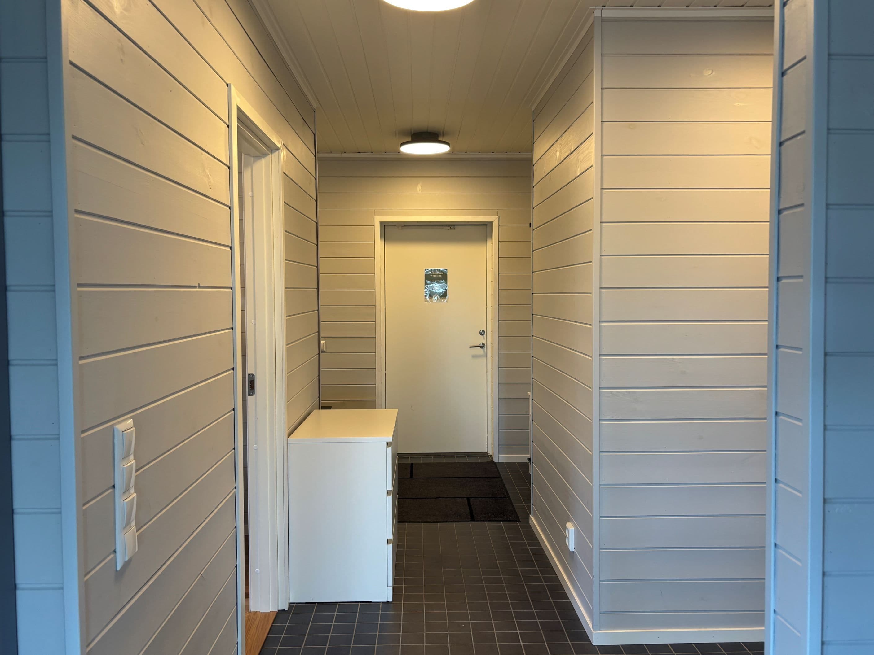 Hallen sett från allrummet.