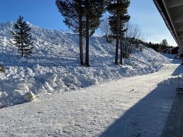 Utanför entrén med parkering