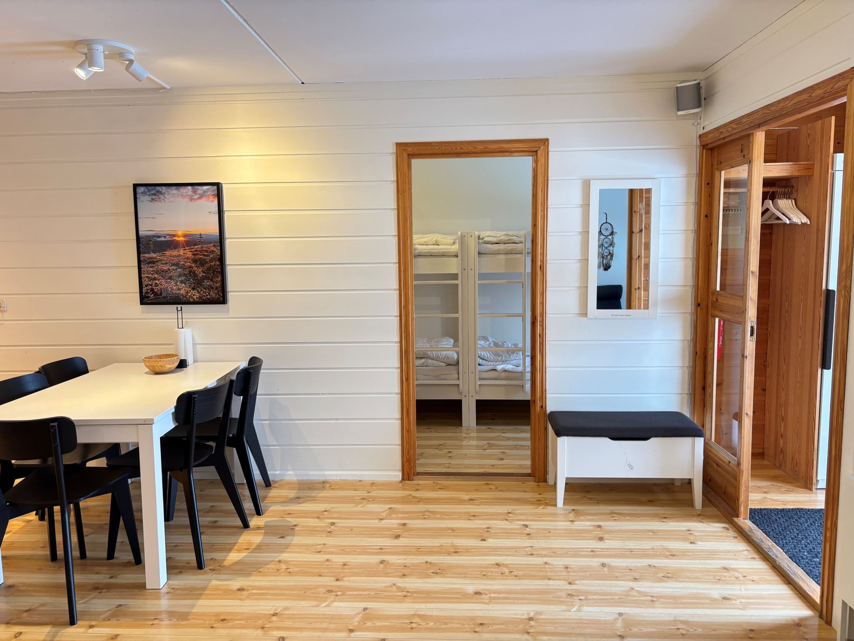 Entrén t.h och sovrum 2 rakt fram i bild