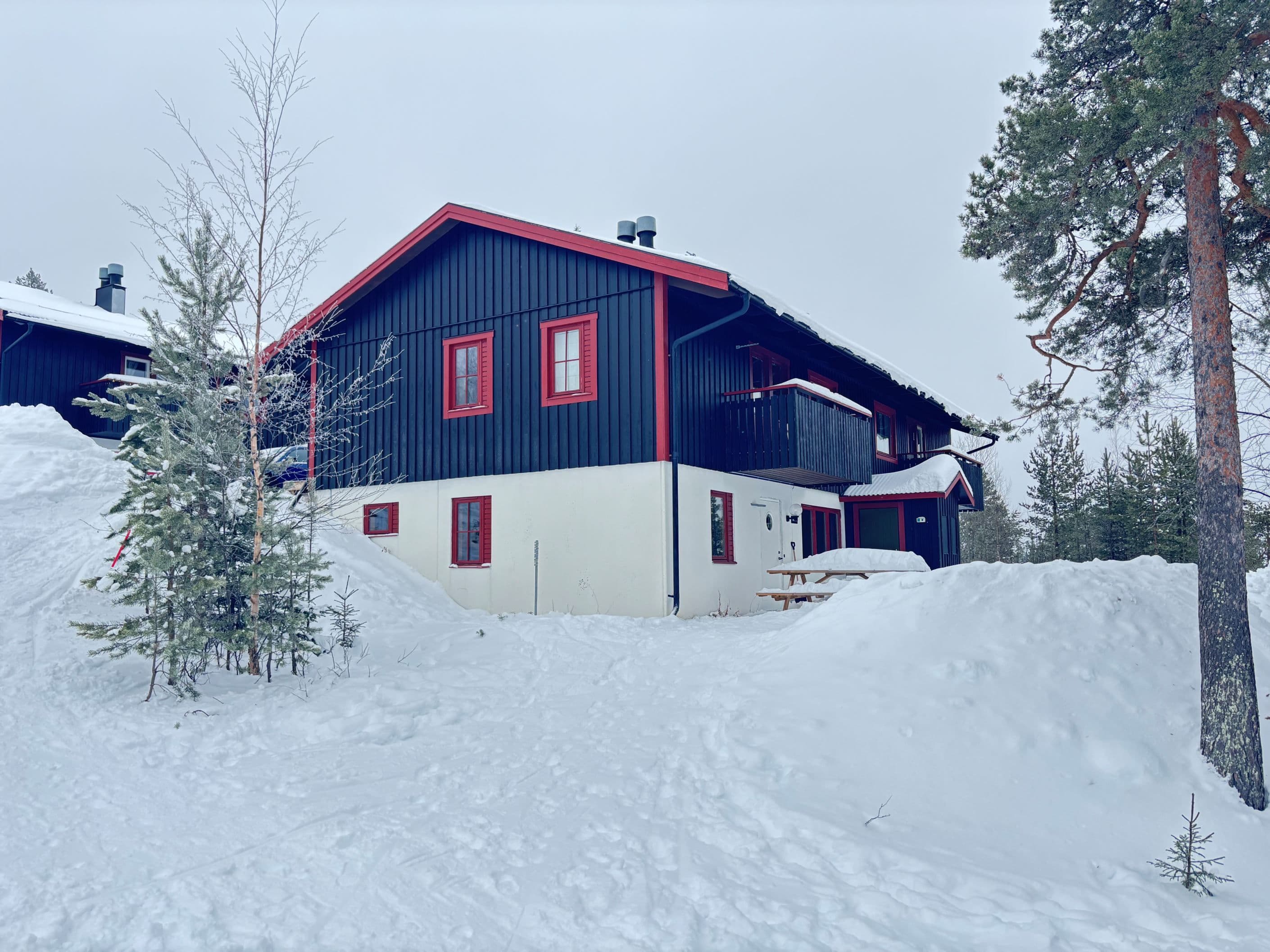Huset och lägenheten sett från backen