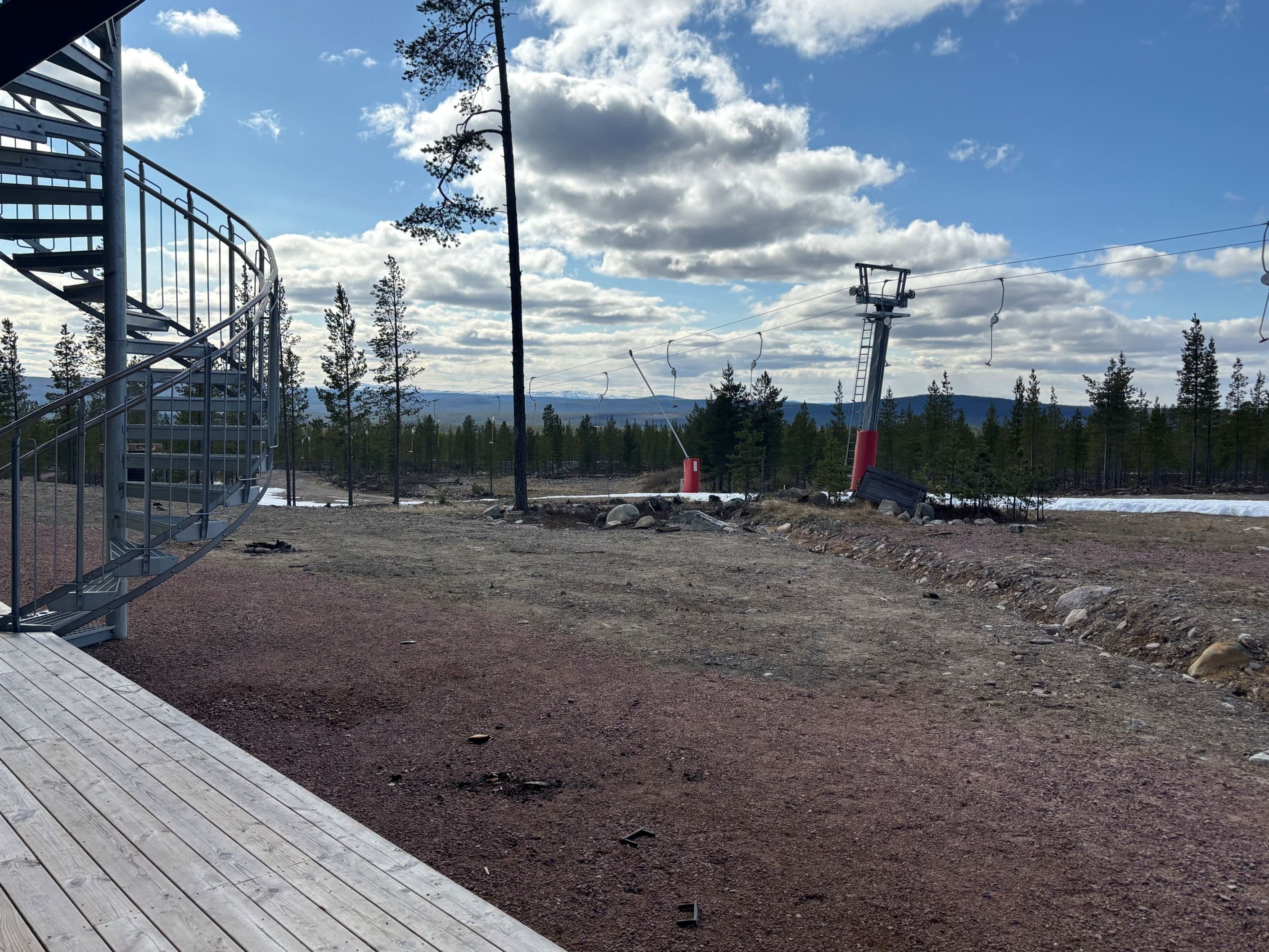 Utsikt från uteplatsen ut över slalombacken och naturen