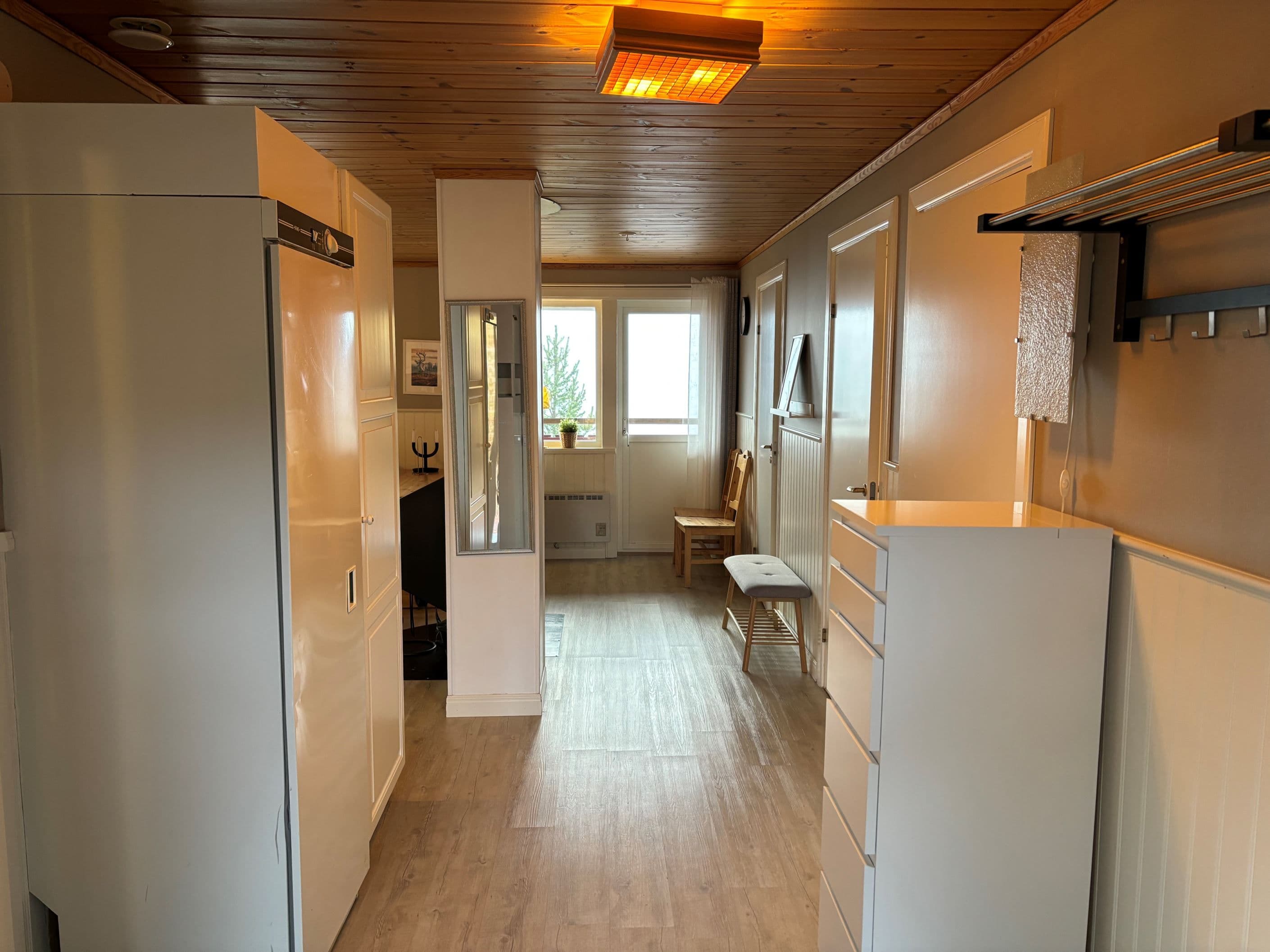 Hall med sovrummen t.h i bild