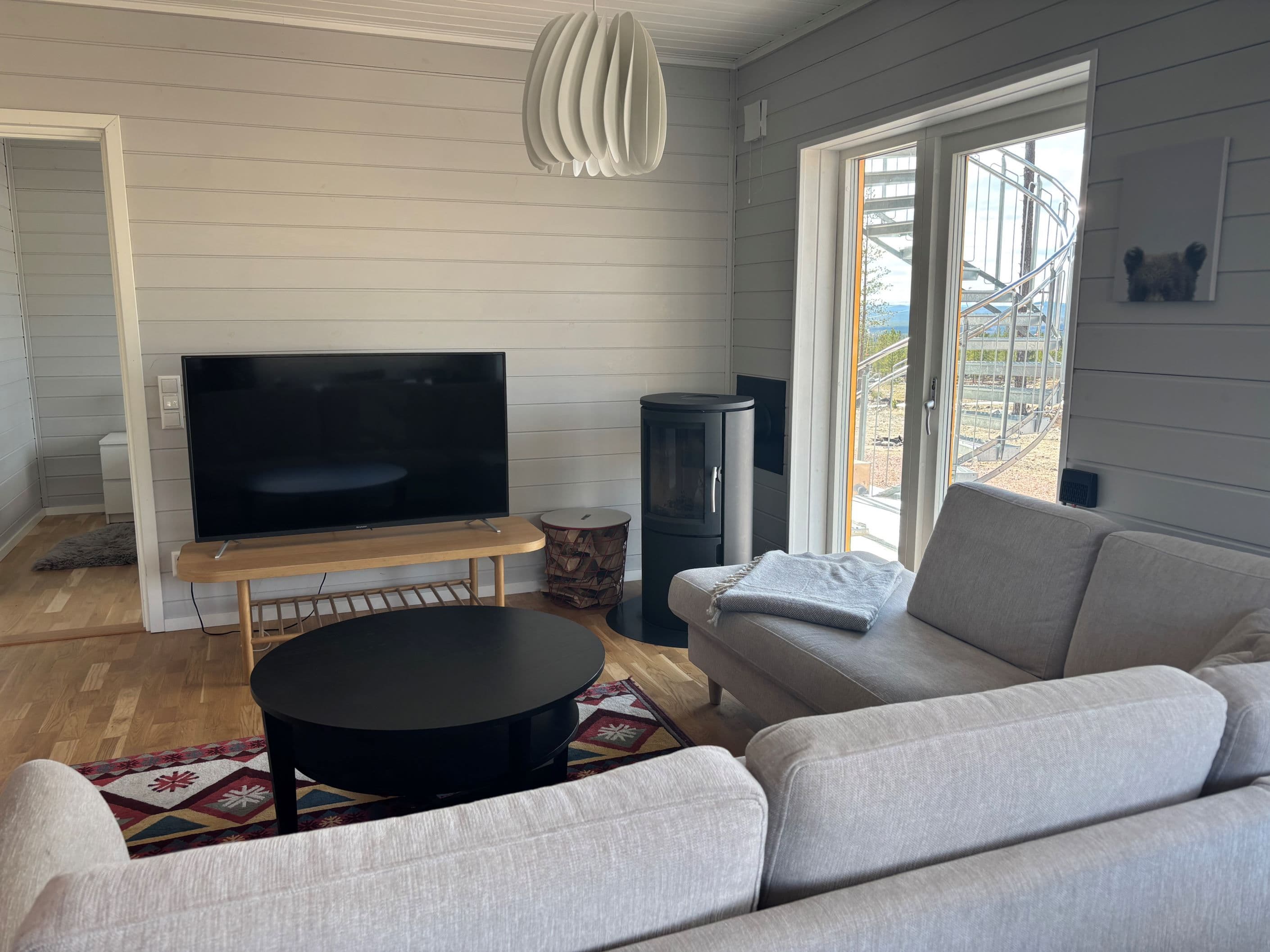 Tv-hörna med braskamin