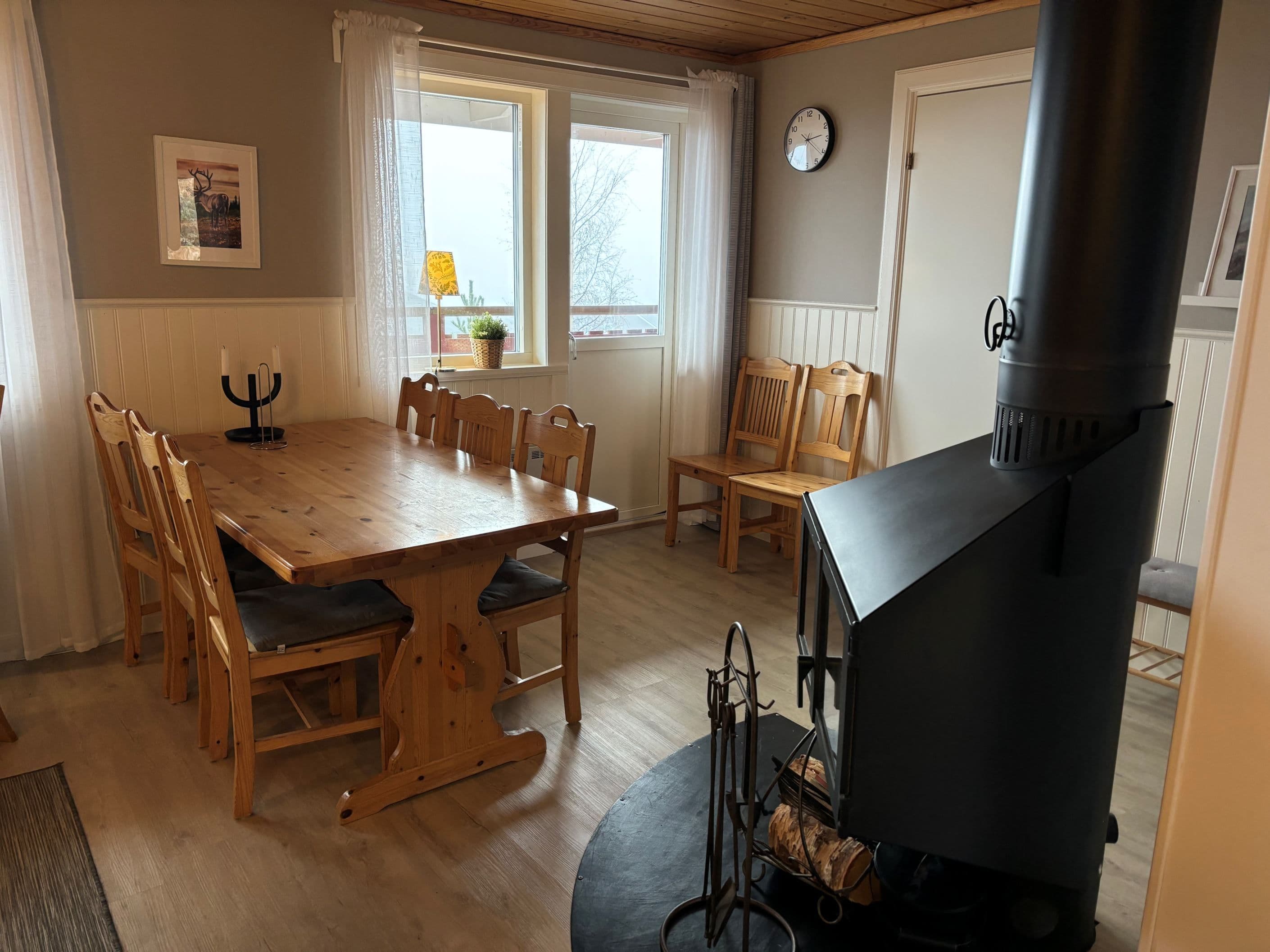 Allrum med utgång till balkong