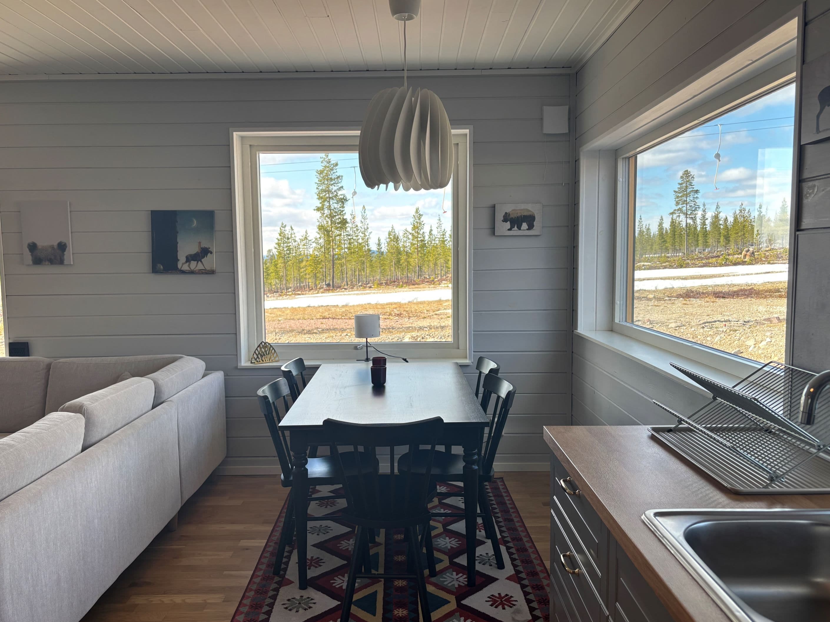 Rymligt köksbord med härlig utsikt