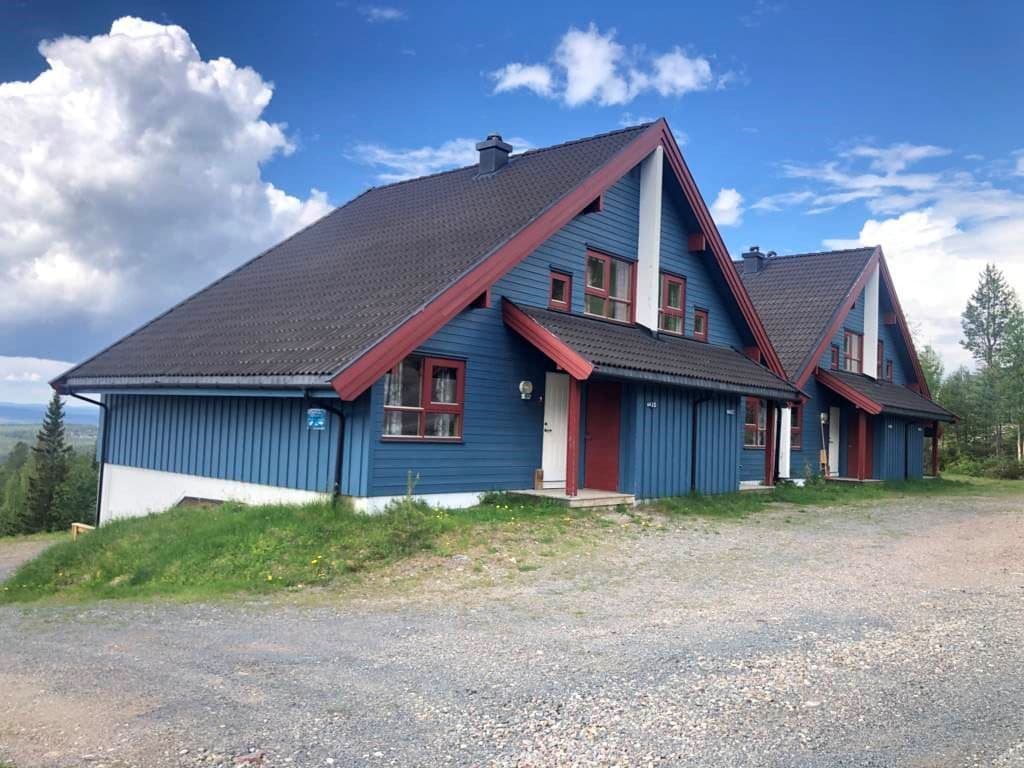 Föreningens övre lägenheter med entréer