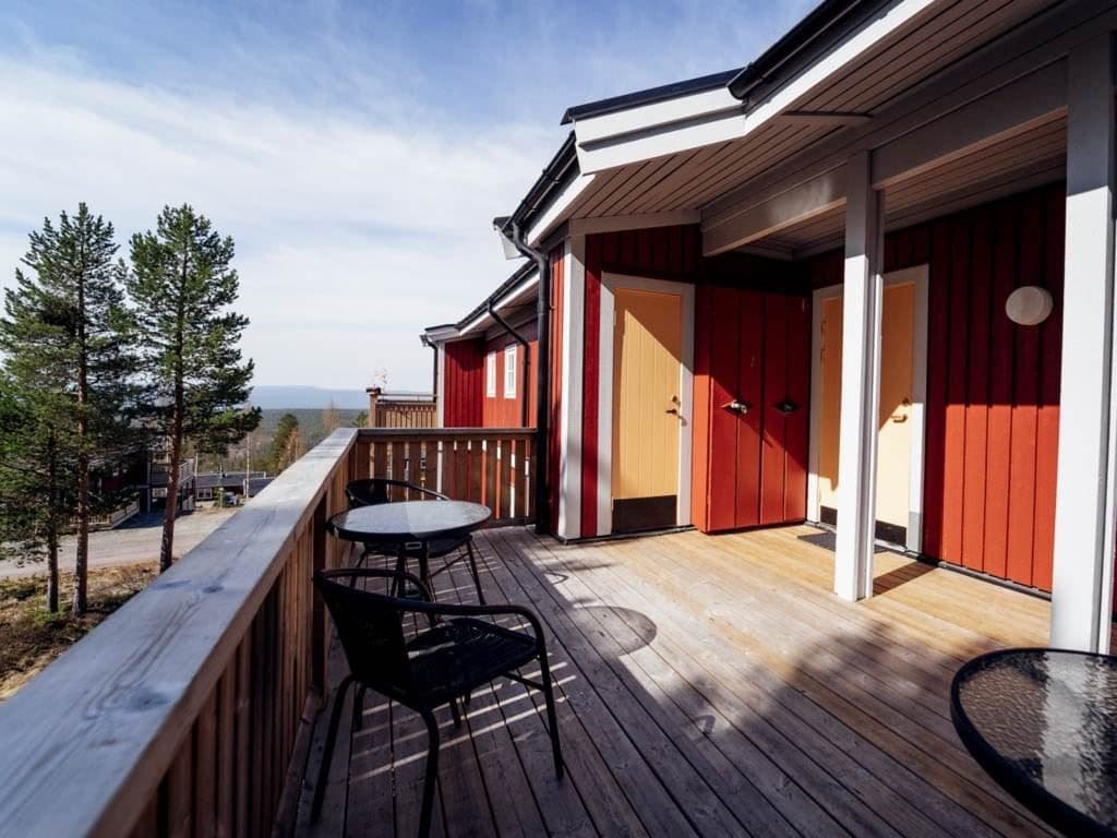 Lägenhetens balkong/terras med entrén