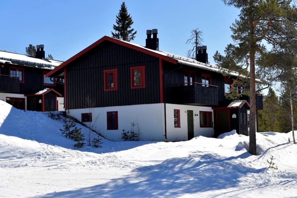 Huset med lägenheten nere till vänster i bild