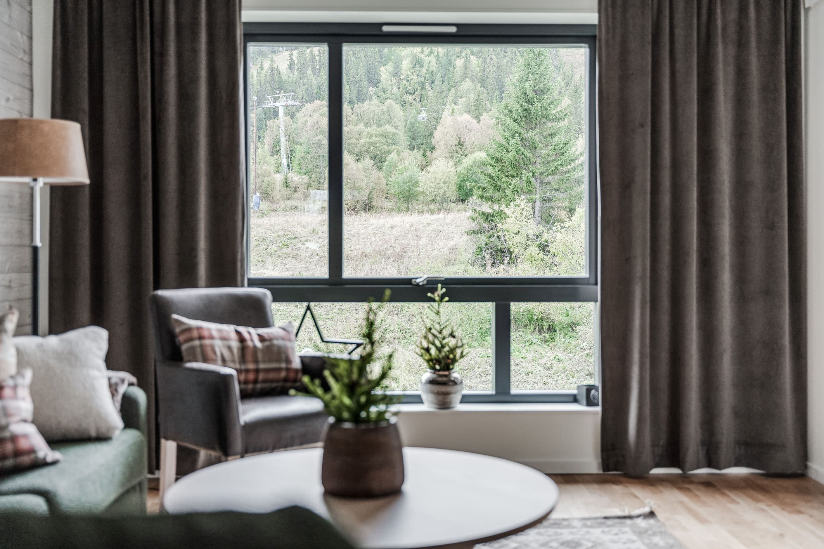 Bilderna är tagna på övreplan men lägenhet på markplan är möblerad och inredd lika