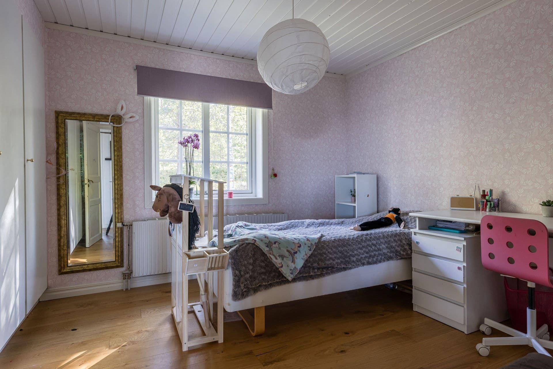 Sovrum 1 av 2 på entréplan