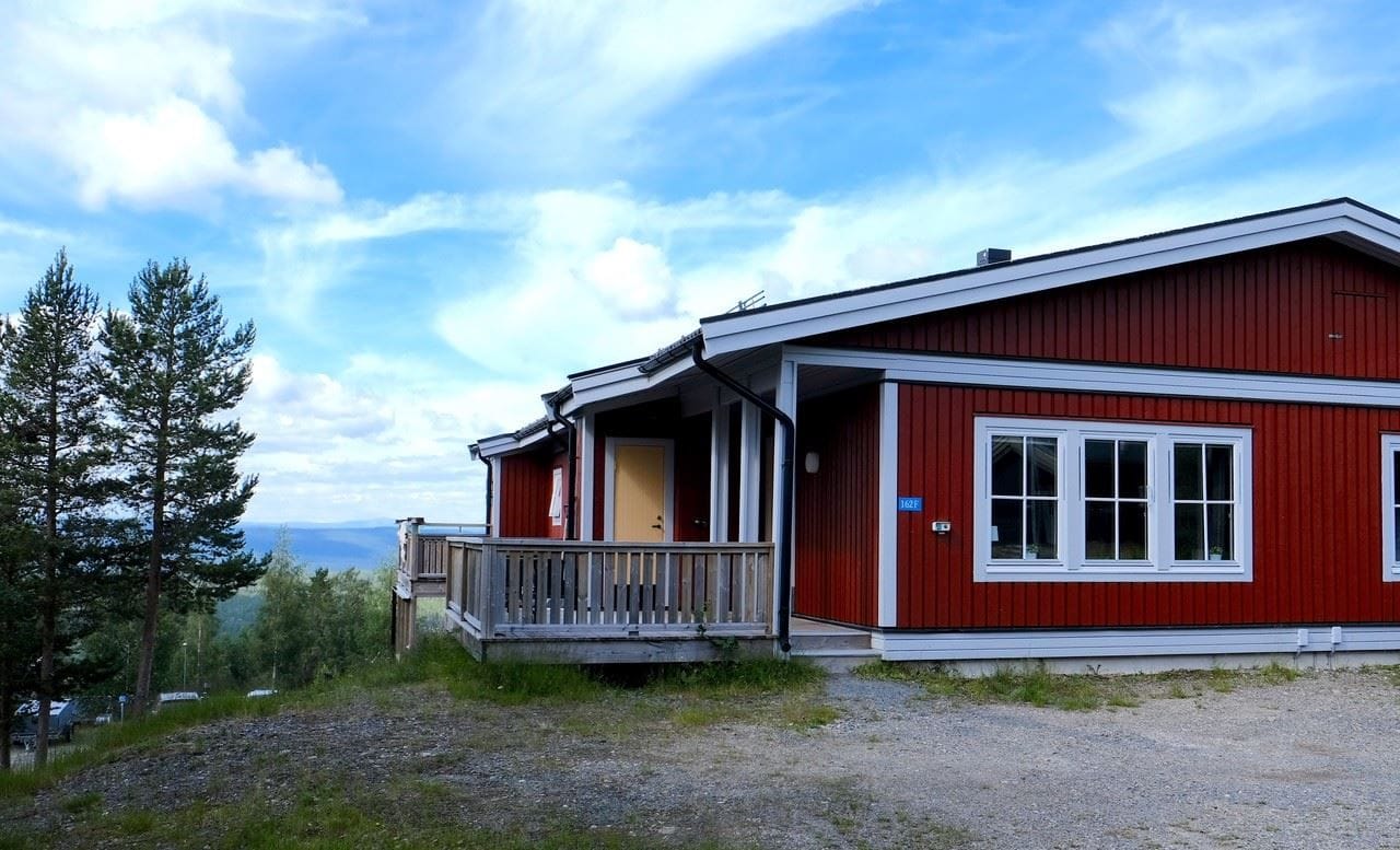 Lägenheten med entré och balkong/uteplats